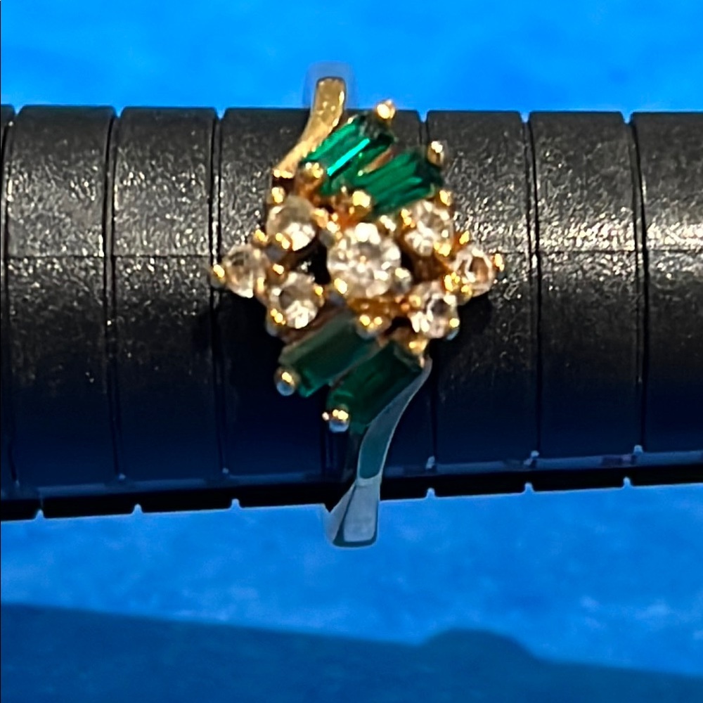 *Elegant Gold and Green Gemstone Ring